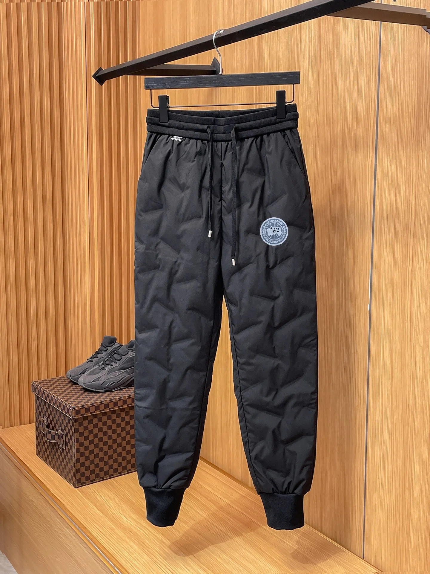P490 Canada Goose 25 new autumn and winter products🆕Thickened warm down pants are here🌹Winter essential outdoor windproof, lockable and warm. Made of professional-grade outdoor windproof, waterproof and breathable fabric. Lining is filled with 90% white duck down. Lightweight design, lightweight and warm. Seamless gluing process on the inside. Made of light and gall-free velvet fabric to effectively prevent velvet running. Original hardware accessories. Classic logo matching. Simple and versatile. The upper body is stylish and not bulky. The style is the same for men and women! Size: M-3XL.